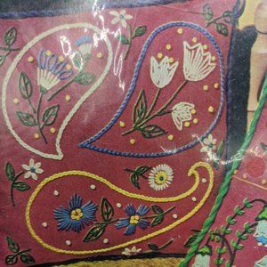 New Crewel Creative Stitchery Paisley Florals Floral Squares Pillows 575B